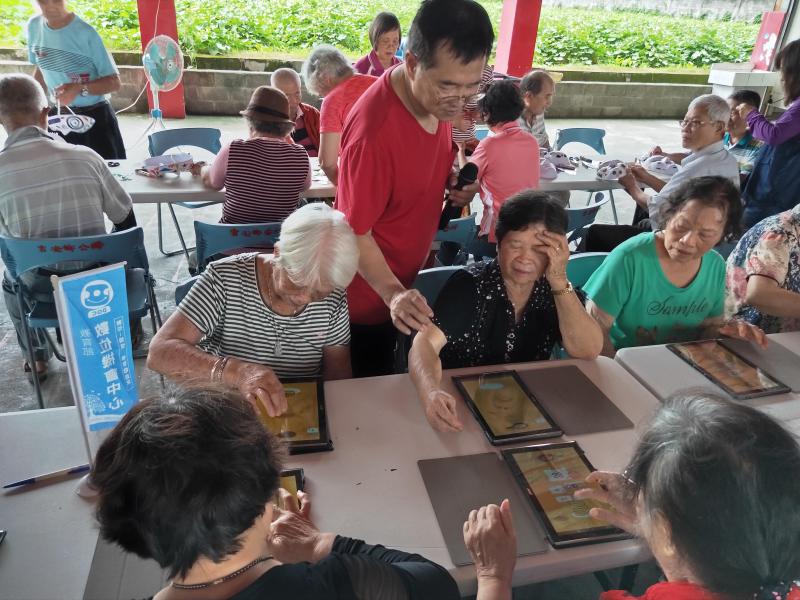 長輩學員學習平板的操作。