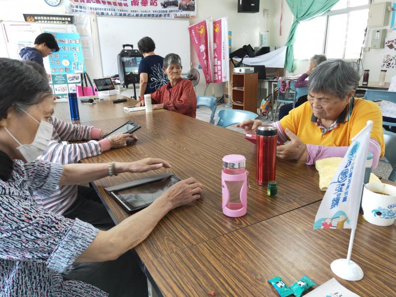 學員練習平板的操作