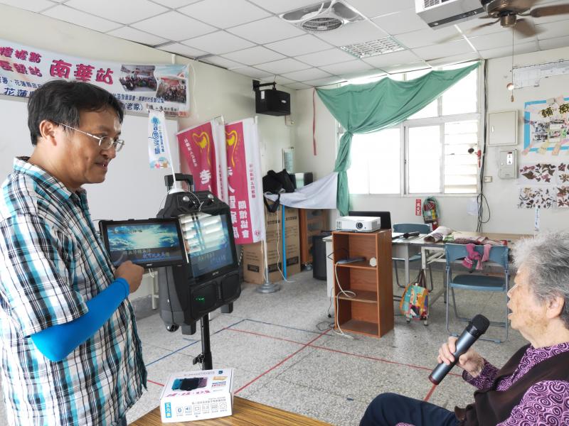 李惠倫講師與長輩學員的教學互動。