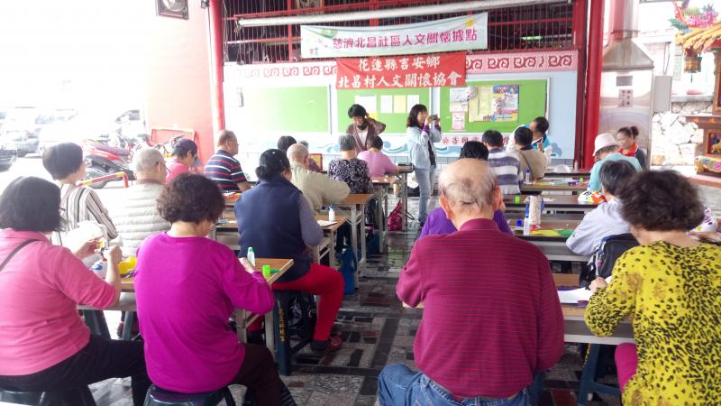 滿座的學員聽講中。