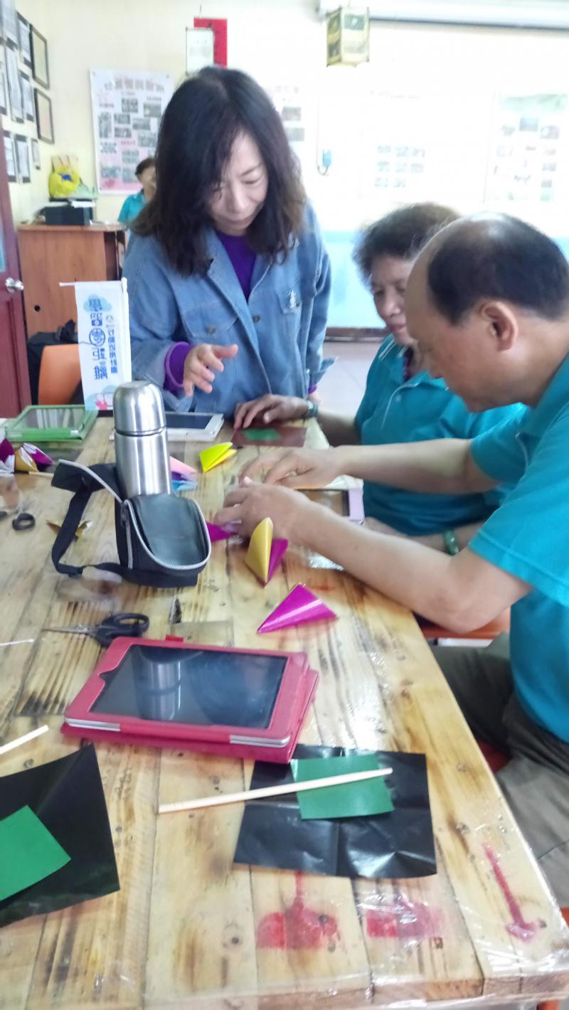 鄭龍麟講師與學員的互動。