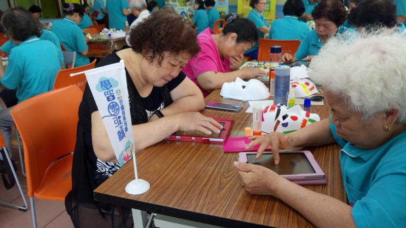 長輩學員學習平板的操作。
