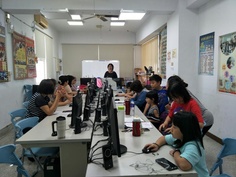 講師在台上說明步驟~學員認真聽課