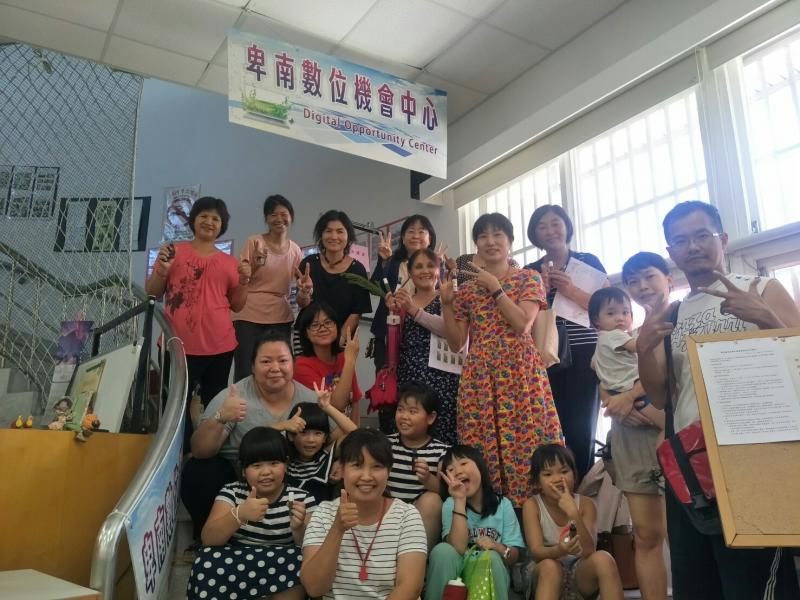 學員很開心完成自創標籤，黏貼於防蚊液瓶罐中!