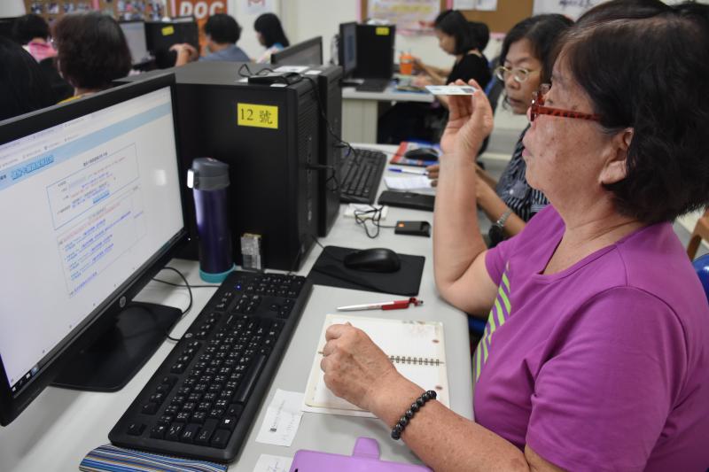 健保卡準備好~~註冊健康存摺囉