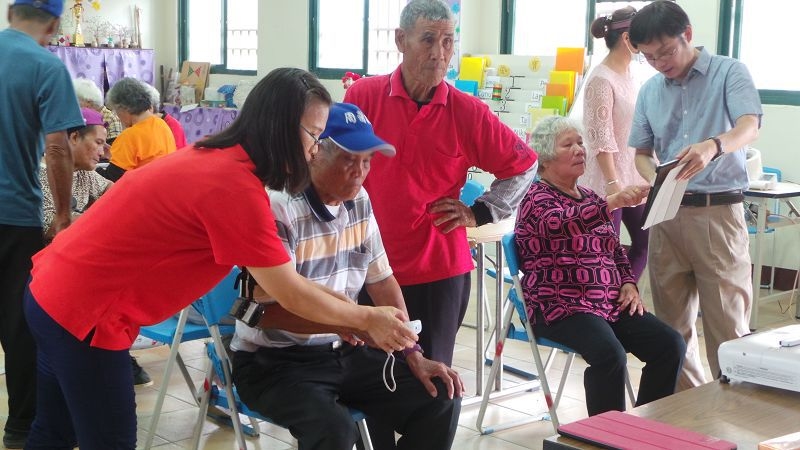 用平板拍照記錄生活點滴-實體健康操與數位運動wii 體感運動結合