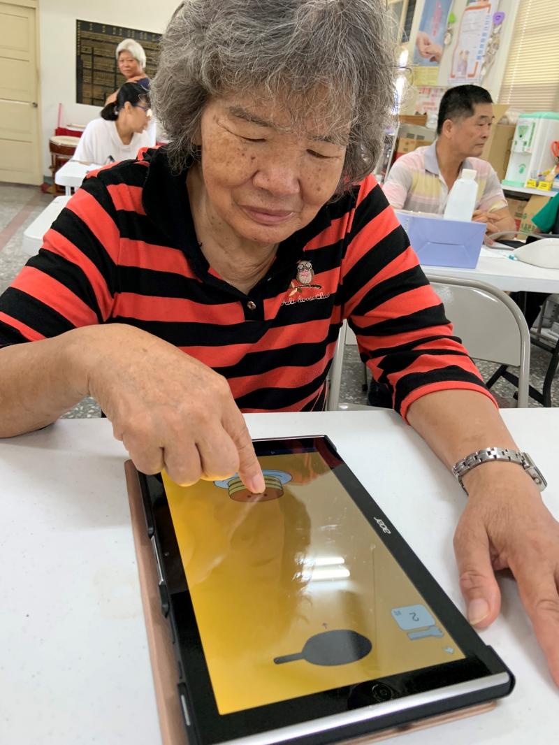 阿嬤玩得超開心的!