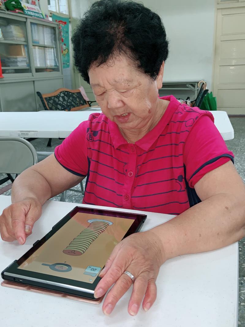 學習鬆餅塔的運用,指端十分流利