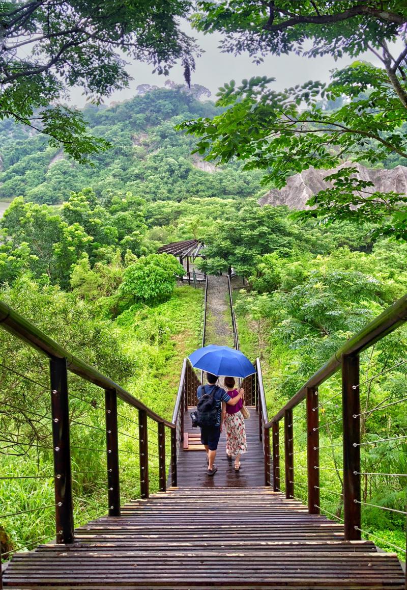 情侶一起行走在木梯