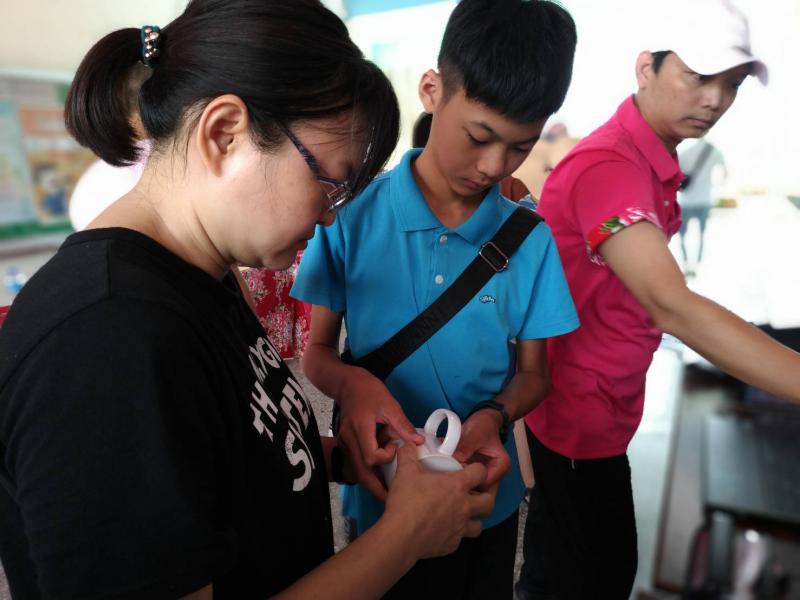 親子相互合作，製作專屬熱轉印成品