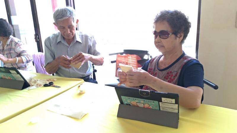 老師教學影片的搜尋，並教學員拼貼屬於自己的杯墊。