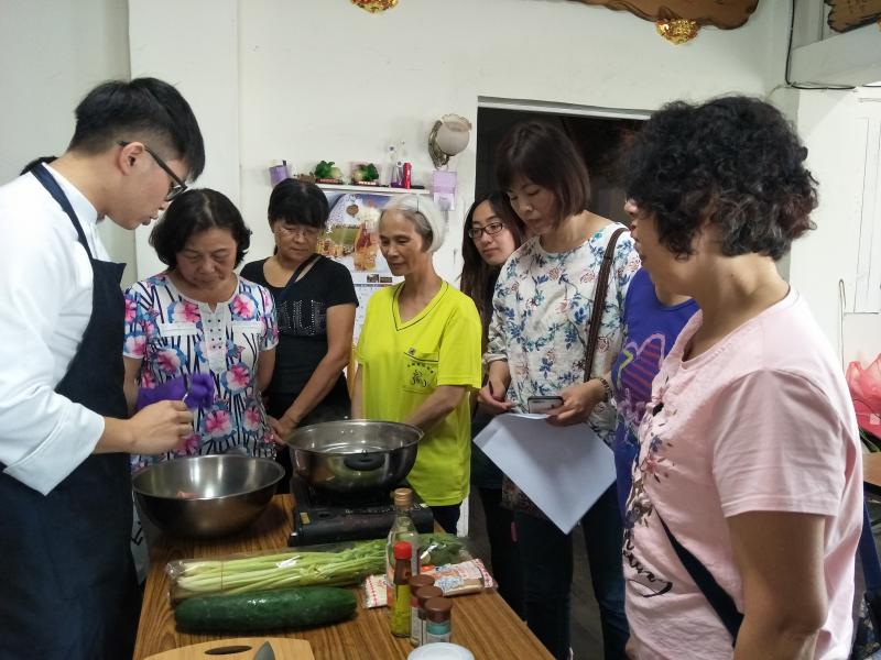 老師展示手工肉丸的作法