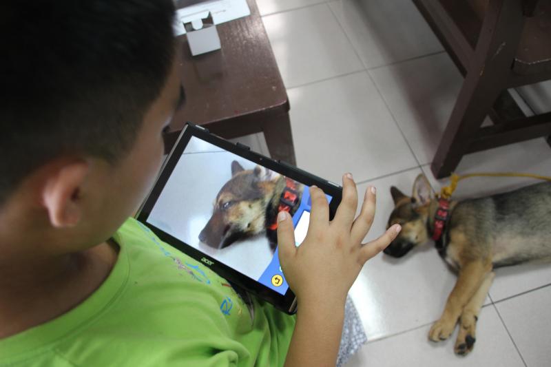 吉娃斯愛科技活動營課程安排學員觀看吉娃斯愛科技動畫繪本，學員大玩創意照片，來陪伴上課的小狗成為被拍攝主角。