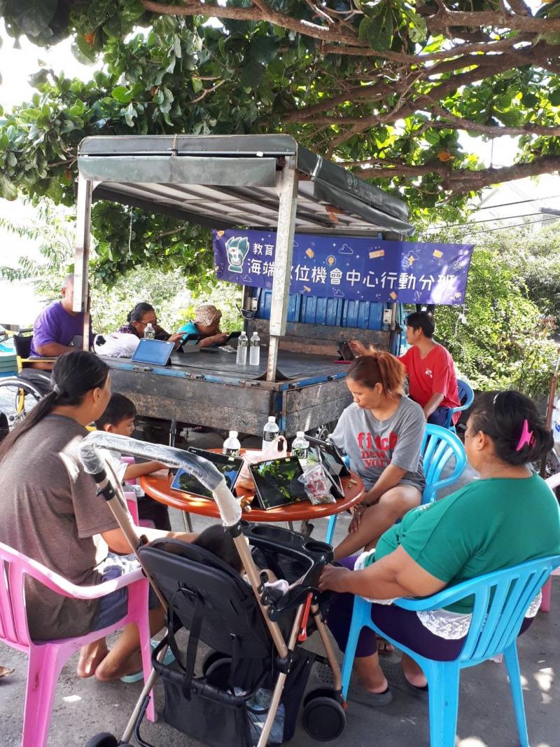 小貨車車台當成桌子，上起課來有隨興的氛圍，大家仍然很認真。