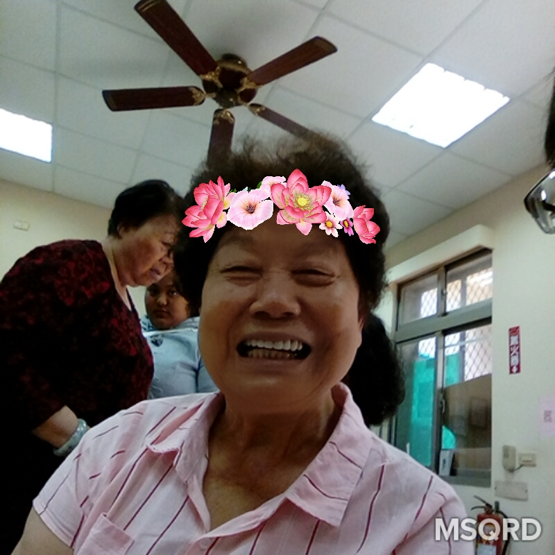 阿嬤看到自己的頭上戴著花環開心的笑著合不攏嘴~~