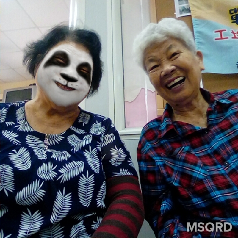 這位阿嬤看到了認識的朋友變成了貓熊臉，2個人都開心的哈哈大笑~~