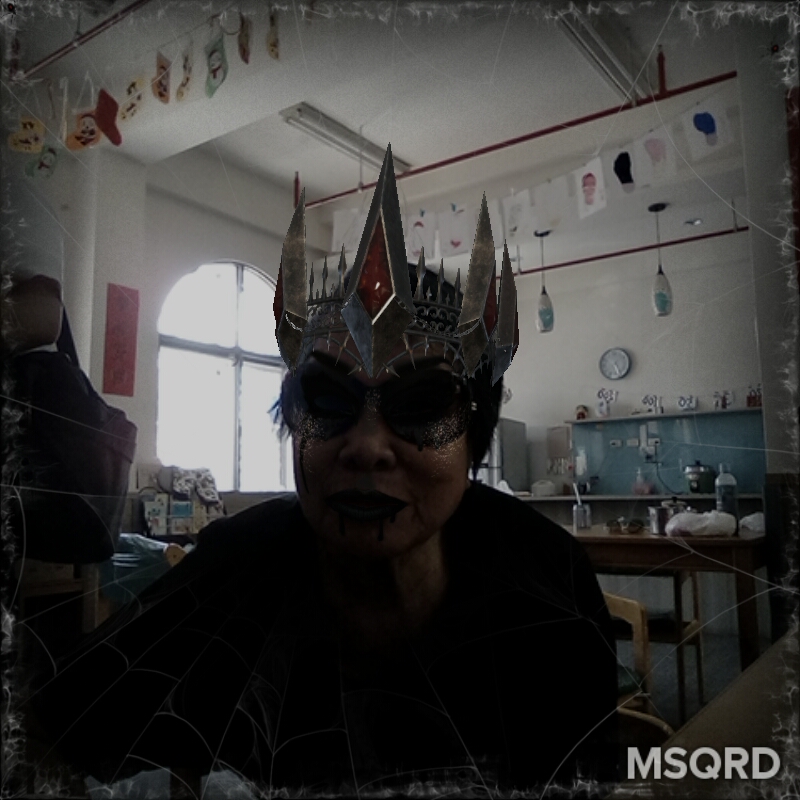 這位阿嬤喜歡恐佈、酷炫女王的風格~~