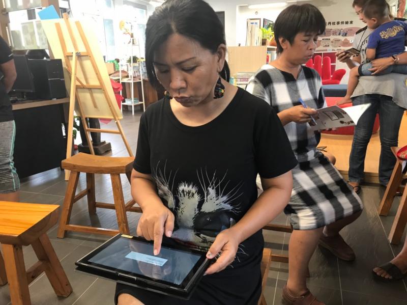 學員專注於操作app