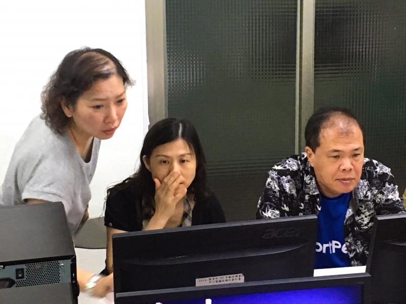 學員相互協助電腦繪圖軟體操作