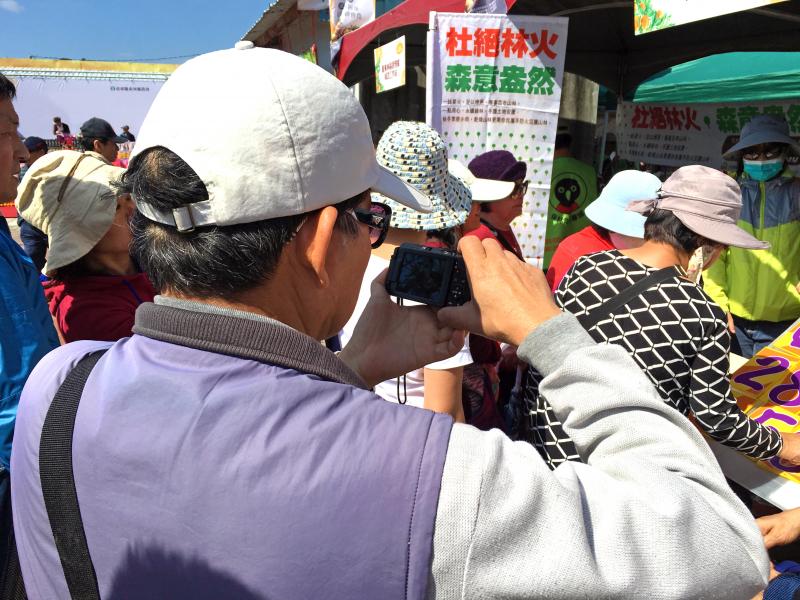 學員手拿相機反覆練習相機操作