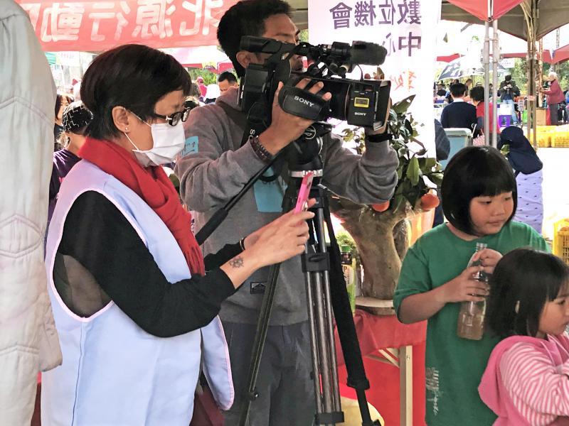 學員觀摩攝影師拍攝技巧並自己練習拍攝