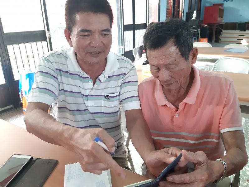 學員間互相學習研究討論課程內容