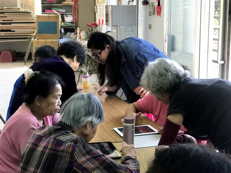 數位影音e起來課程，講師正在教學員使用平板