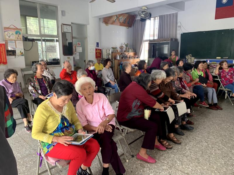 數位影音e起來課程，許多學員正在練習操作平板