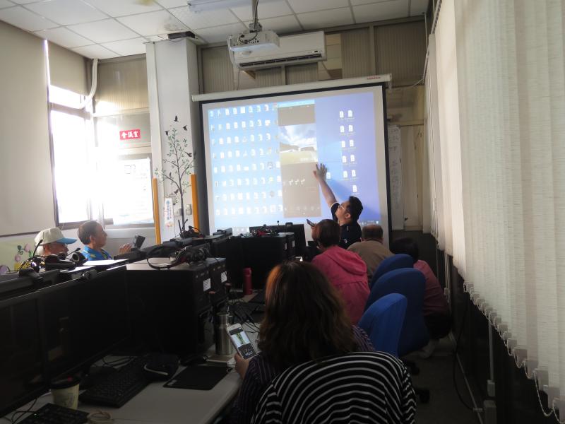 遊程影像紀錄及剪輯專班課程，講師認真教學，學員專心聽講