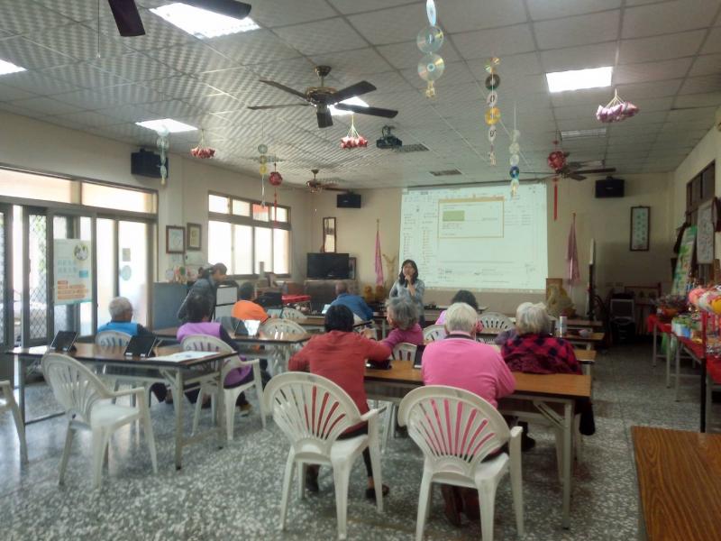 來到新富里社區上平板電腦K歌下載APP