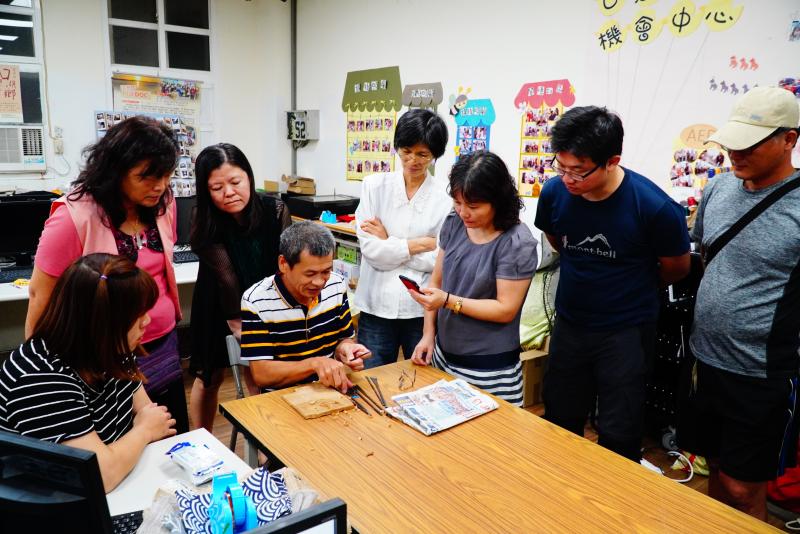 講師講解各種刀具及正確的握法及運刀