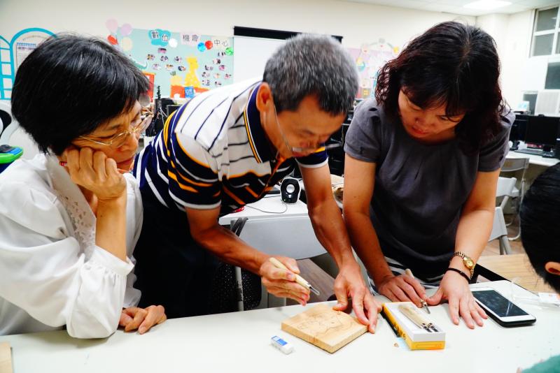 講師協助學員排除問題