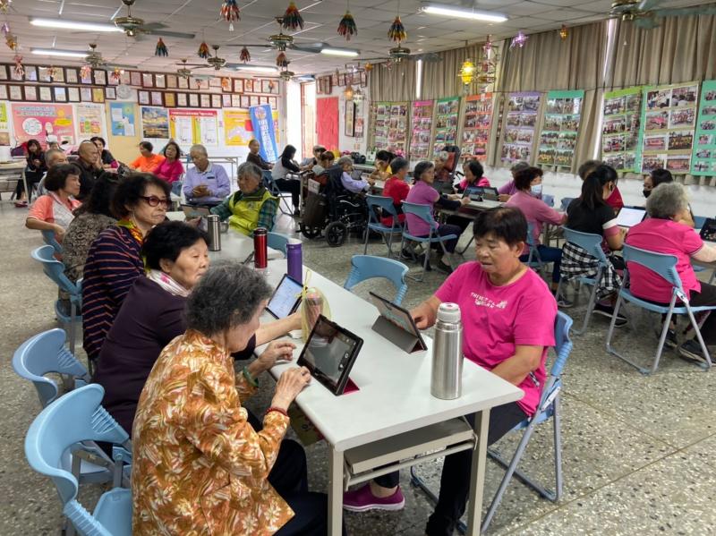 明和社區參與民眾眾多,學習意願很高,學習力強,已參加大林數位機會中心的課程數年,但三不五時便來電詢問何時可上課?大林數位機會中心就需盤點曾經上過的課,及考慮民眾的需求,兼顧學習效率,設計出不同的課程.