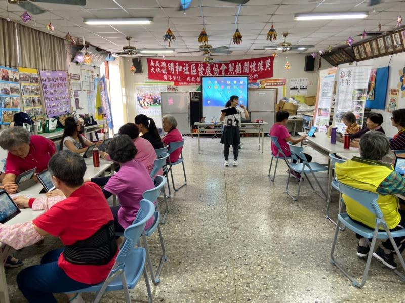 每次上課都要暖身運動youtube:如衛福部高齡者健康操（台語版）等,讓銀髮族每次都要動一動.長照不是要等有病才需要照顧,而是能設計讓銀髮族動腦的課程,找到積極努力的目標.