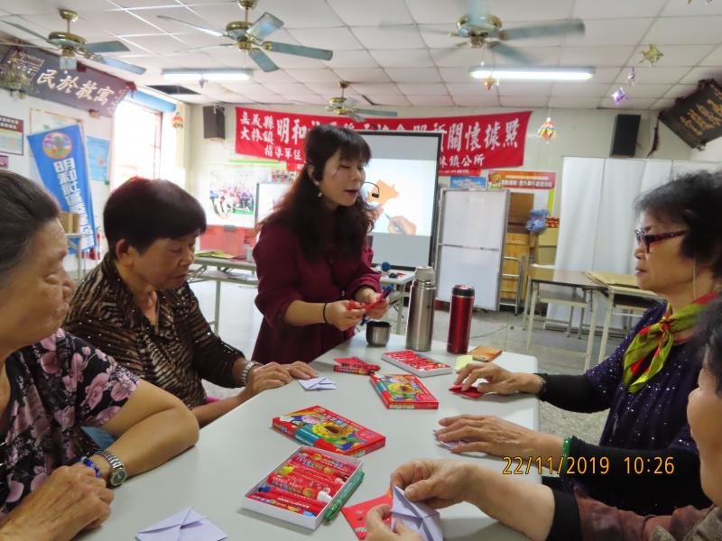 經過說明,銀髮族都能輕易上手.善用3C產品的便利性讓我們的生活能更好.記得護眼操,每30分鐘要休息一下.