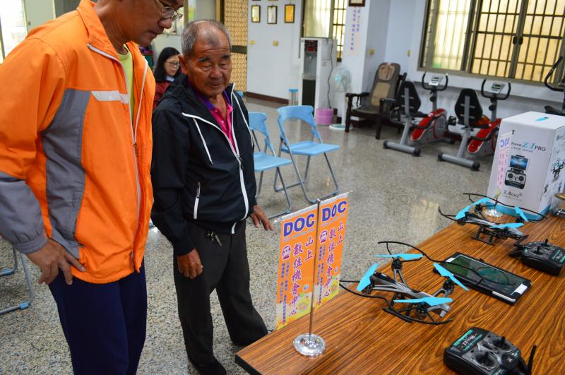 學員好奇的看著空拍機