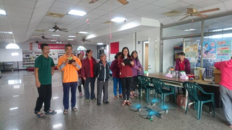 學員實際操作空拍機