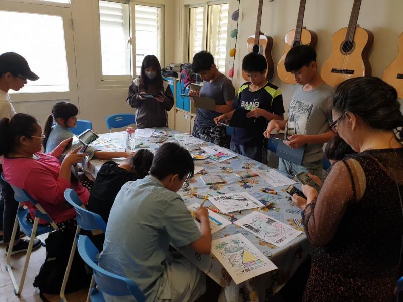 學員拿起平板練習