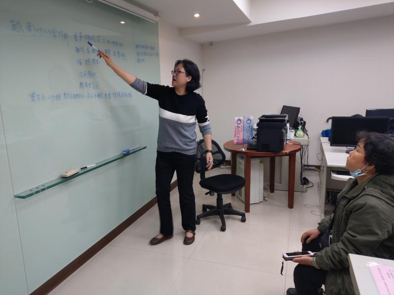 新住民學員與講師討論烹煮菜色