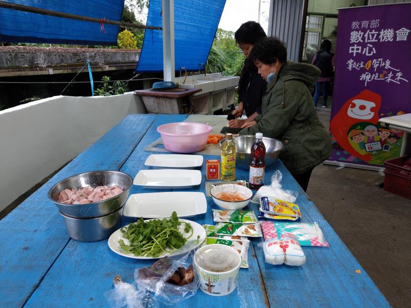 學員備料準備烹煮