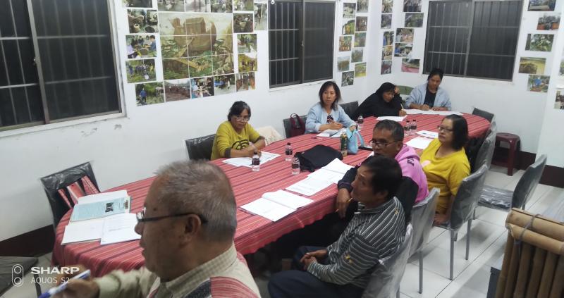 學員們聚精會神地聆聽講師上課內容，為了吧自己的母語學好，大家都非常的用心！