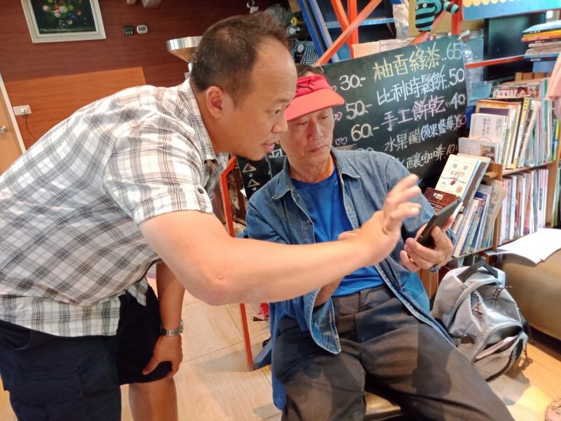 老師指導學員如何使用樂秀影像編輯軟體