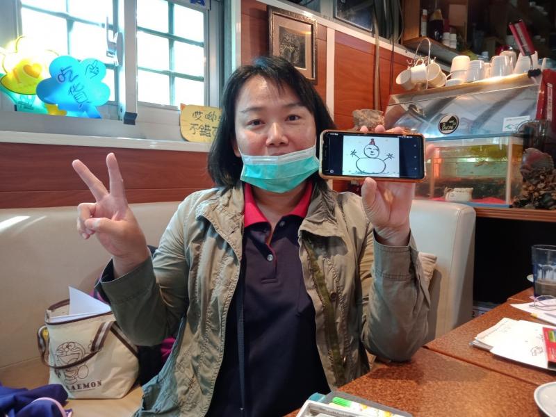 學員佩臻有成就感的分享會向大家揮手動畫的雪人