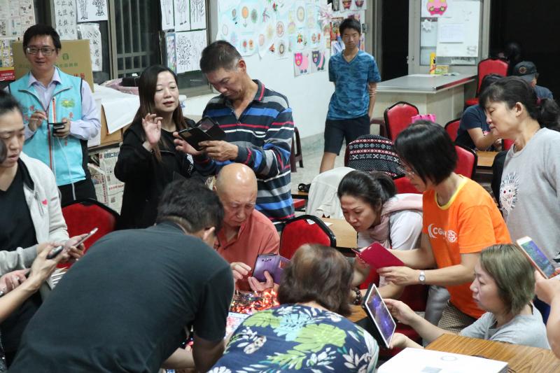 學員嘗試拍照角度