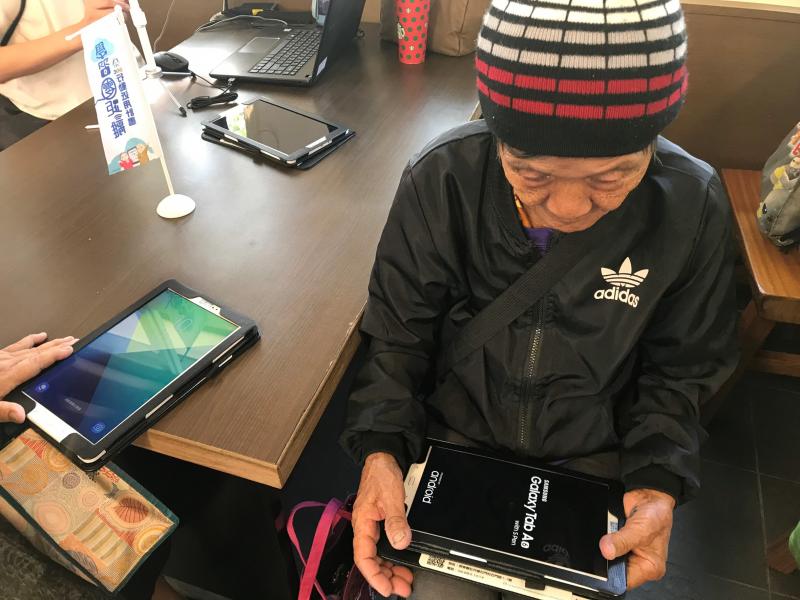 vuvu正開機準備來個手指運動囉