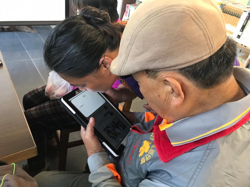 vuvu對者平板說話