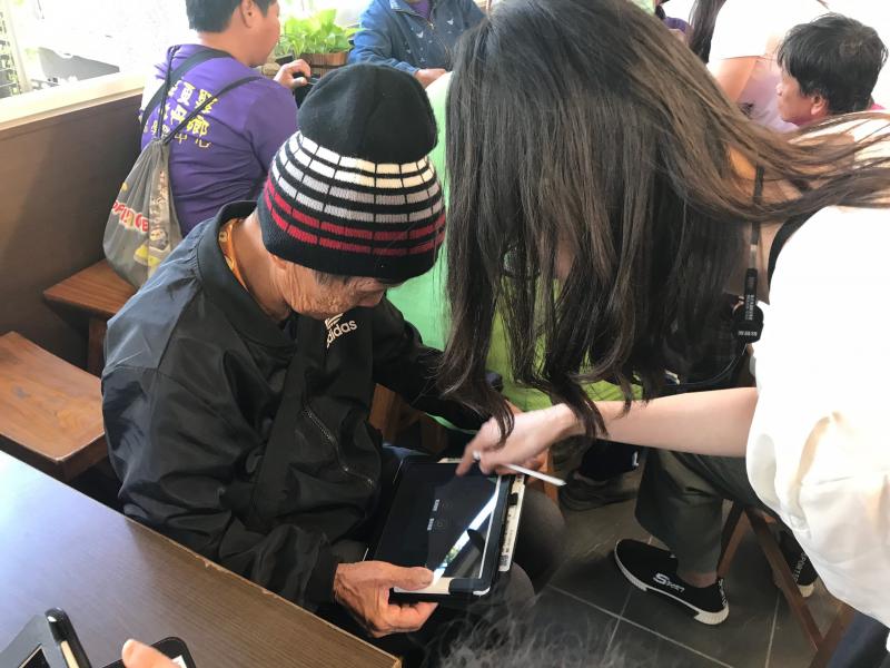 講師教導vuvu使用google map網頁