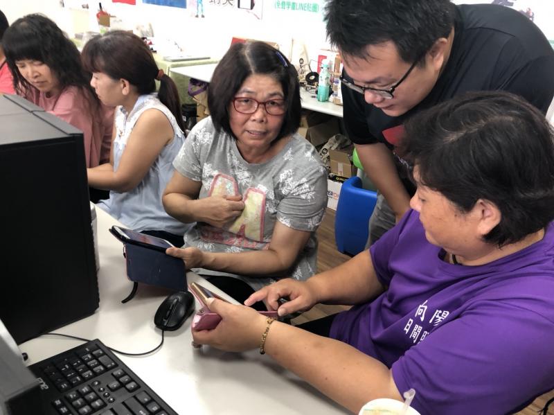 講師協助排除學員問題點