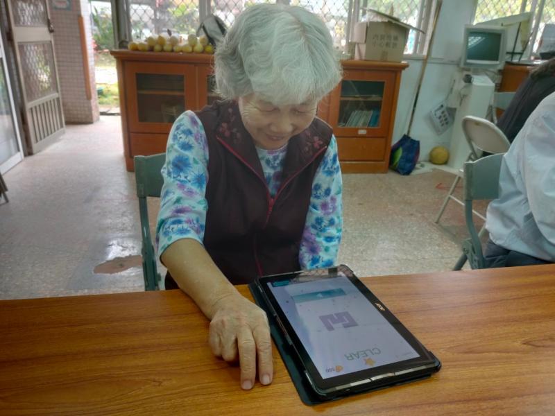 第一次觸碰平板，越玩越順手~阿嬤很厲害