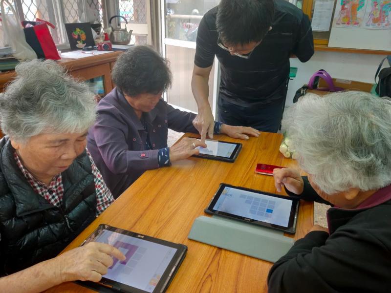 動動頭腦，如何把格子填滿顏色呢?